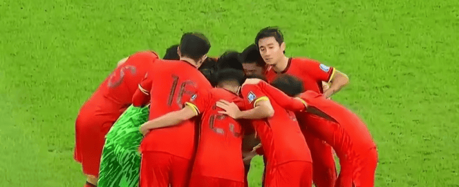 国内足球比赛引发球迷热议的话题是什么？
